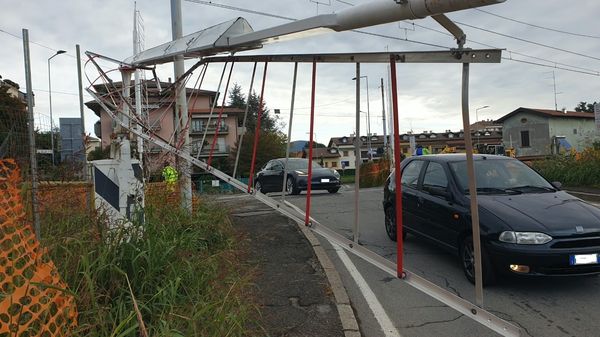 Auto attraversa il passaggio a livello e danneggia le sbarre a Boccaleone - Foto