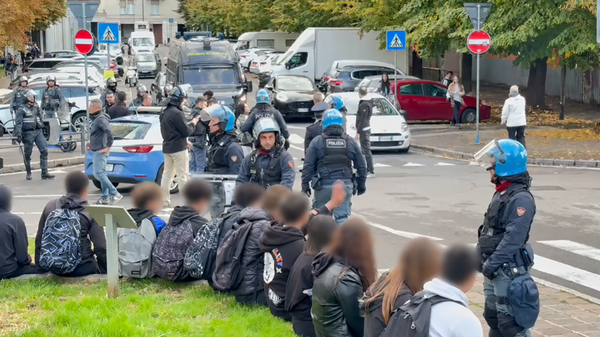 Continua la protesta degli studenti a Bergamo e Treviglio,  momenti di tensione con la polizia. Trenta  portati in Questura