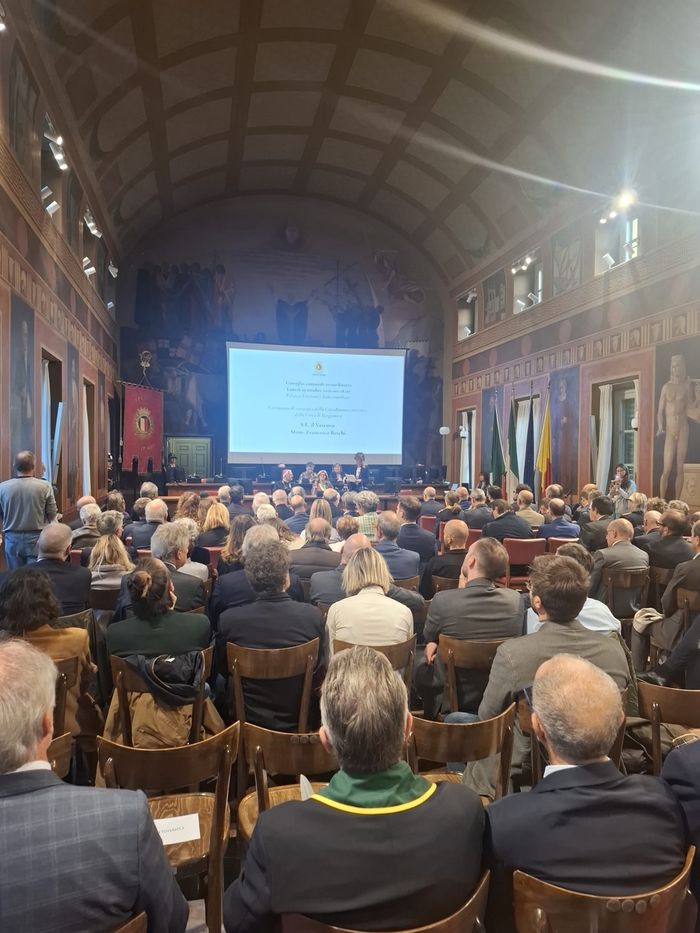 Il Vescovo Beschi cittadino onorario di Bergamo: «Ho amato questa città e continuerò ad amarvi» - Foto e video