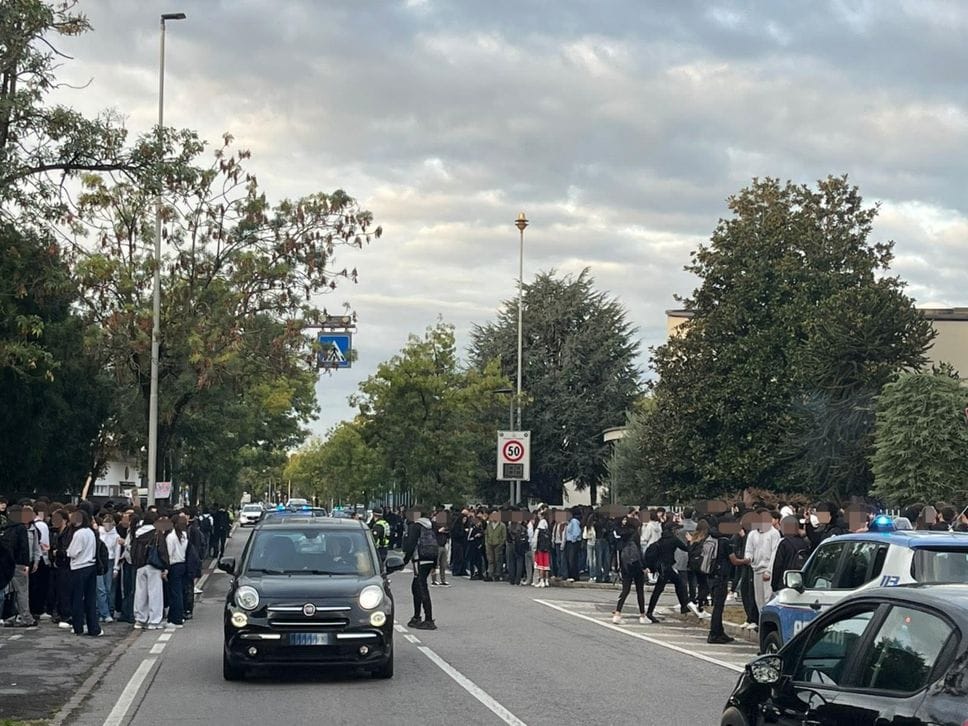 Lanci di bottiglie e cestini divelti, continua la protesta degli studenti: 30 portati in Questura. Corteo anche a Treviglio
