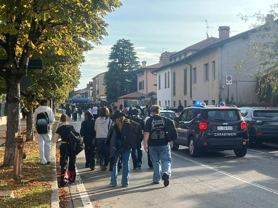 Lanci di bottiglie e cestini divelti, continua la protesta degli studenti: 30 portati in Questura. Corteo anche a Treviglio