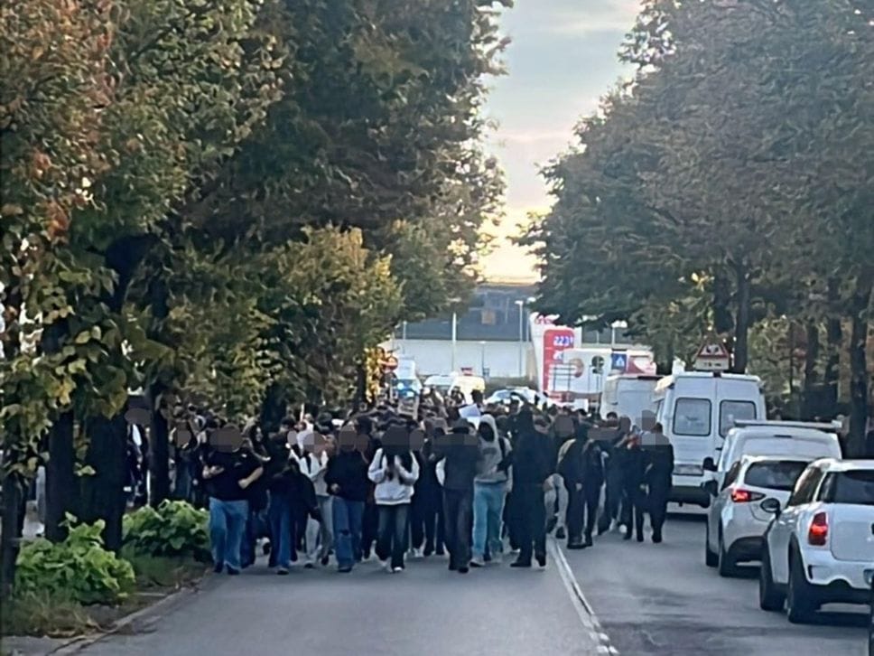 Lanci di bottiglie e cestini divelti, continua la protesta degli studenti: 30 portati in Questura. Corteo anche a Treviglio