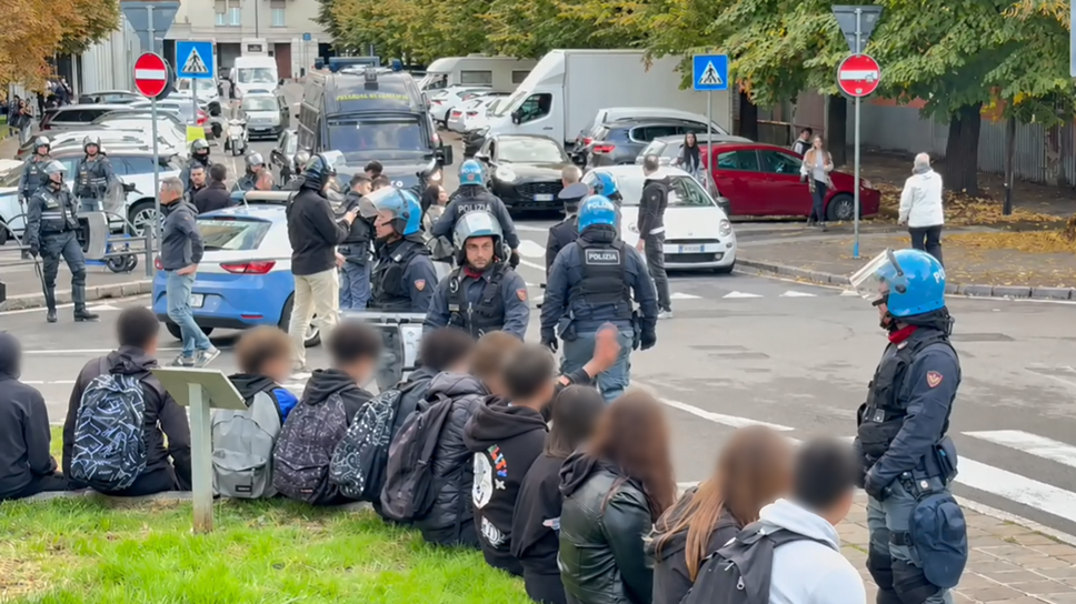 Lanci di bottiglie e cestini divelti, continua la protesta degli studenti: 30 portati in Questura. Corteo anche a Treviglio