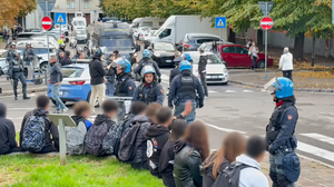 Lanci di bottiglie e cestini divelti, continua la protesta degli studenti: 30 portati in Questura. Corteo anche a Treviglio