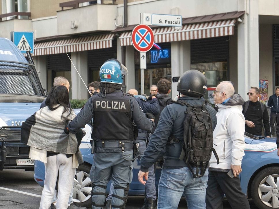 Lanci di bottiglie e cestini divelti, continua la protesta degli studenti: 30 portati in Questura. Corteo anche a Treviglio