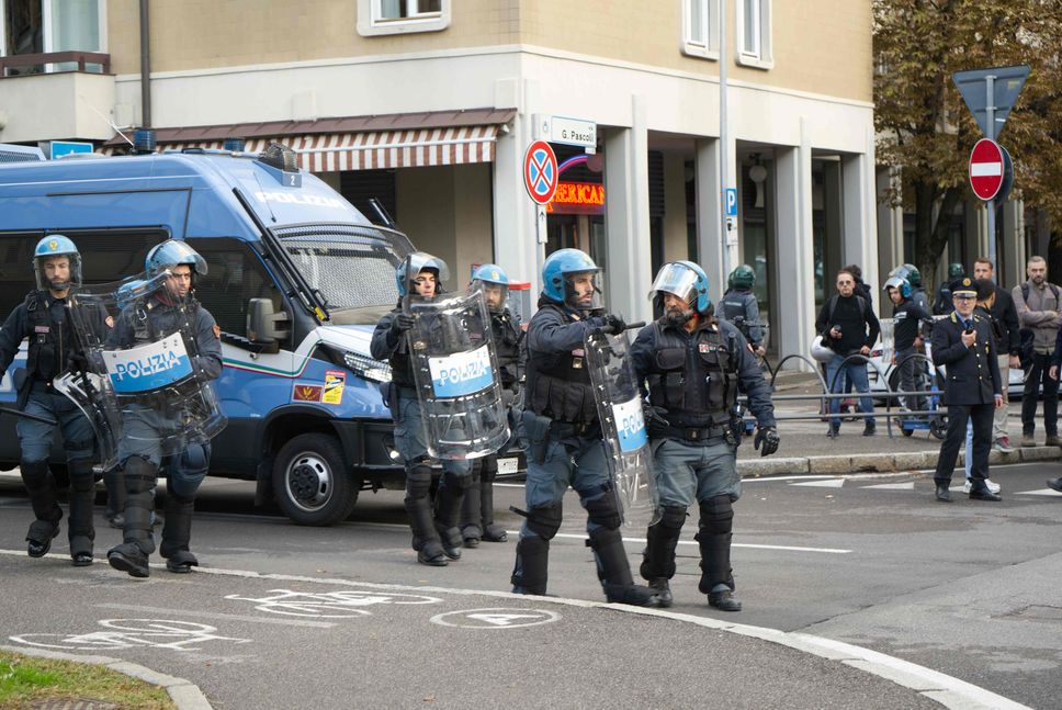 Lanci di bottiglie e cestini divelti, continua la protesta degli studenti: 30 portati in Questura. Corteo anche a Treviglio