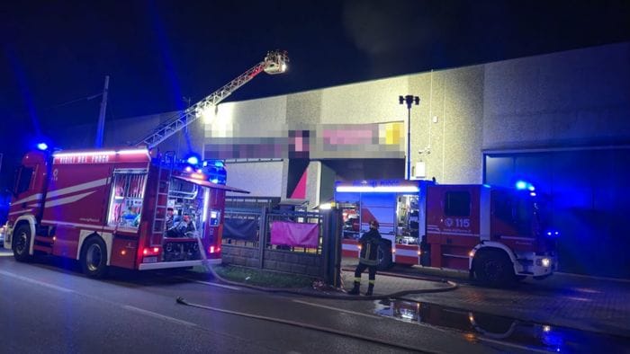 https://storage.ecodibergamo.it/media/photologue/2026/10/2/photos/cache/incendio-in-un-capannone-a-stezzano-brucia-materiale-plastico_9bb8a154-be8b-11f1-80f9-0642b68134bf_1920_1080_v3_large_16_9.jpeg