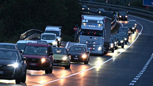 Ore, ritardi, carburanti. Il caro-colonne della 671 in Valle Seriana