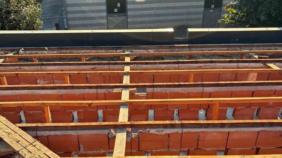 Tetto rubato alla scuola di Arcene, alunni a casa. Ora nuove lamiere (senza rame)