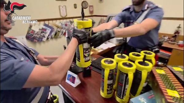 Verdello, fuga spericolata su un’auto rubata: in casa pugnali e gas esilarante