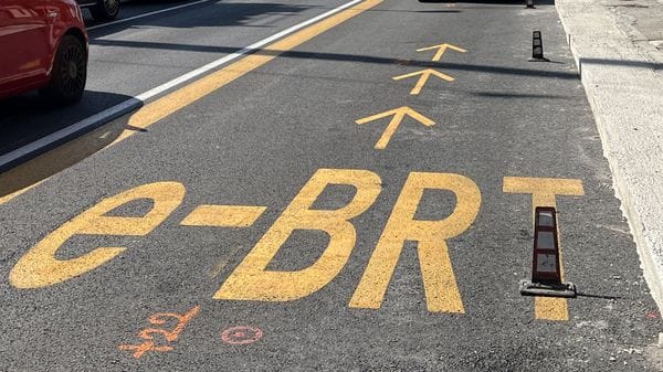 Bergamo, stop alla svolta a destra in via Simoncini. Autobus di linea nelle corsie e-Brt