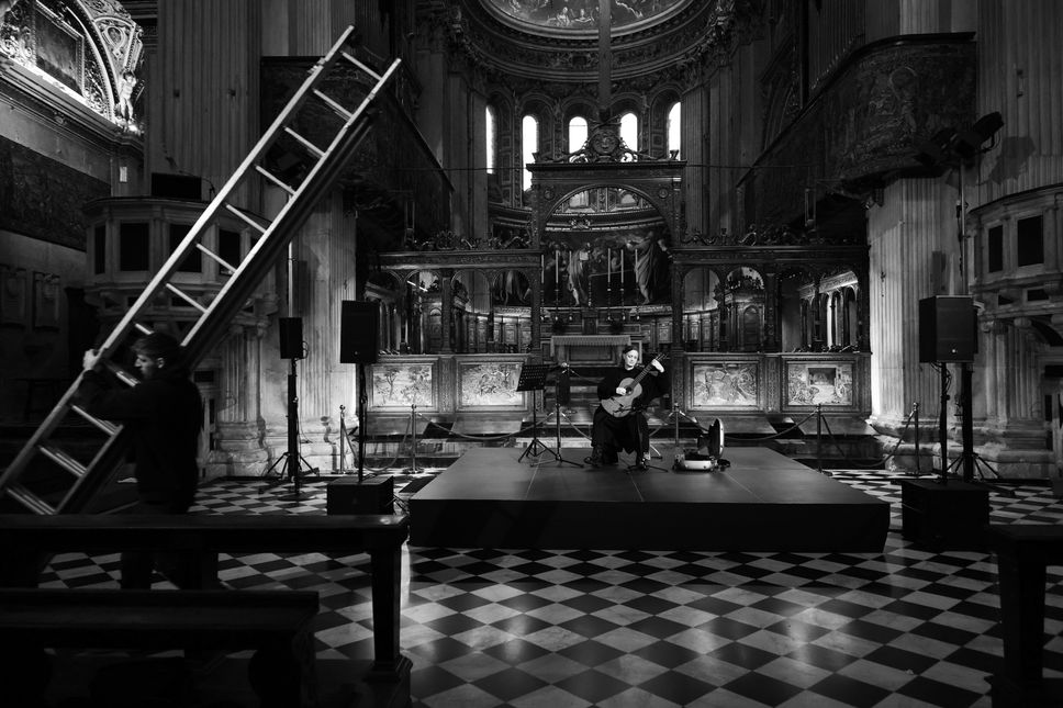 La musica che vibra nella fotografie di Rossetti: il festival «fuori scena»