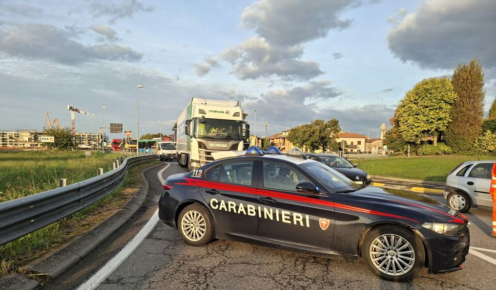 Schianto fatale in moto mentre va al lavoro: a 35 anni lascia moglie e due bimbi piccoli 