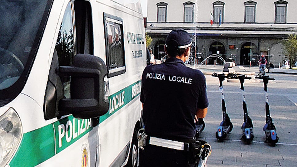 Bergamo, rapina un artista di strada e poi gli sferra un pugno in volto: arrestato 50enne