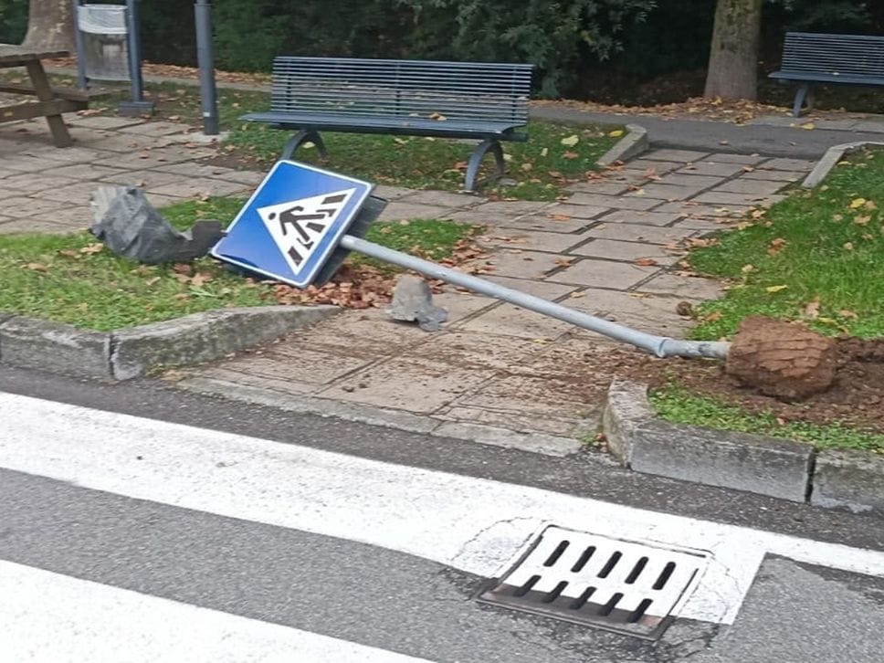 Cologno al Serio, abbatte i cartelli stradali e fugge: 45enne fermato, era ubriaco - Foto
