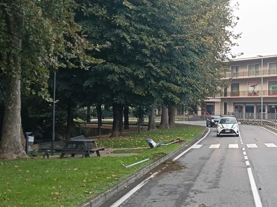 Cologno al Serio, abbatte i cartelli stradali e fugge: 45enne fermato, era ubriaco - Foto