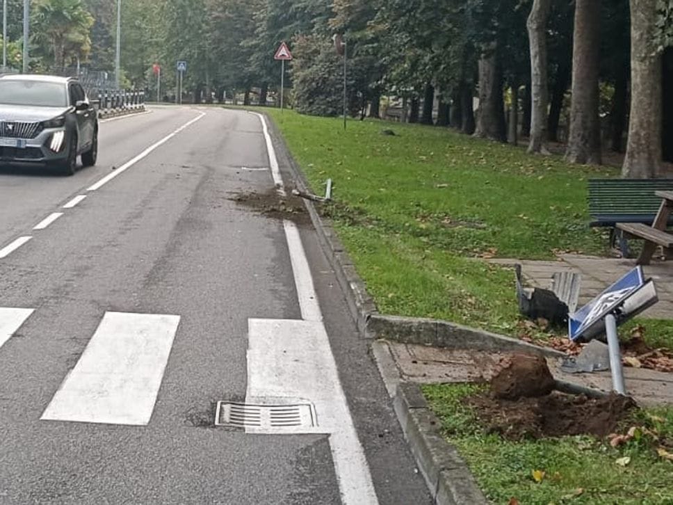 Cologno al Serio, abbatte i cartelli stradali e fugge: 45enne fermato, era ubriaco - Foto