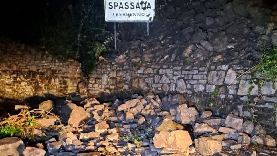 Frana a Berbenno per il maltempo: strada chiusa e auto messe in salvo