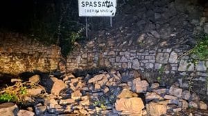Frana a Berbenno per il maltempo: strada chiusa e auto messe in salvo