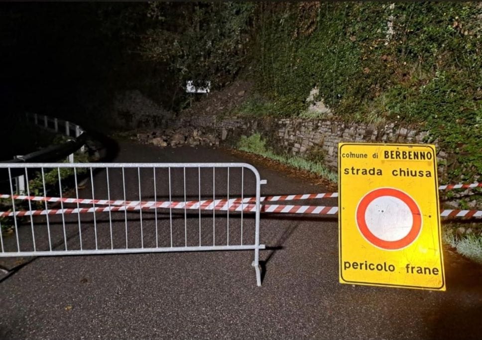 Frana a Berbenno per il maltempo: strada chiusa e auto messe in salvo