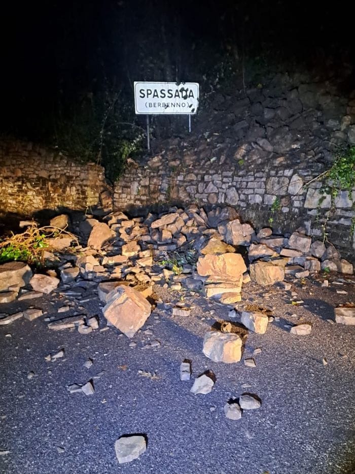 Frana a Berbenno per il maltempo: strada chiusa e auto messe in salvo