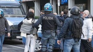 Blitz della Polizia contro le violenze giovanili: 350 identificati e 12 misure a Bergamo. Sabato nuovo presidio studentesco - Video