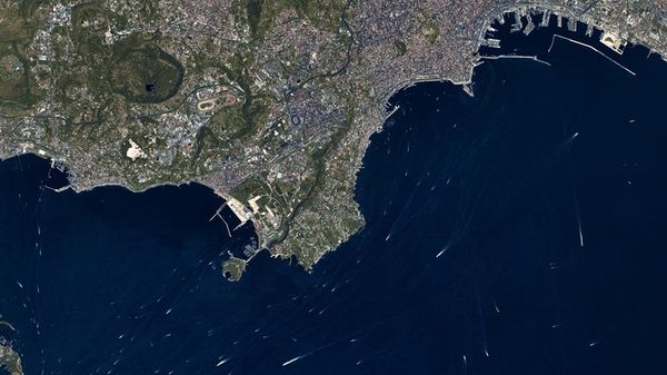 Napoli e le Piramidi nelle prime immagini dei satelliti italiani Eaglet II