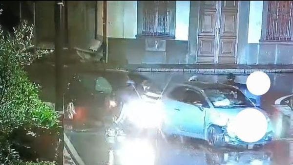 Semaforo e pensilina danneggiati a Villongo: rintracciati in due, nei guai