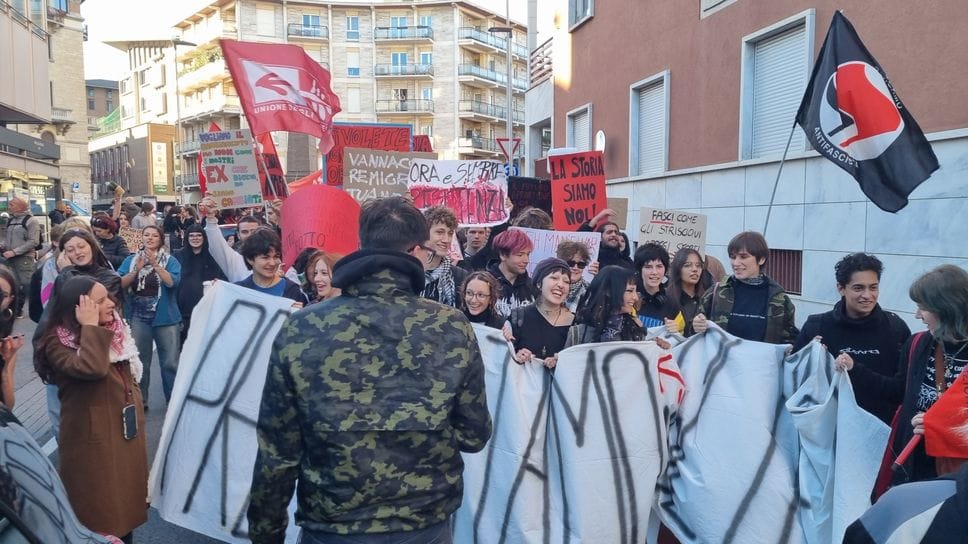 Corteo a Bergamo: «Pretendiamo una scuola migliore». Controllate 788 persone, 37 accompagnate in Questura