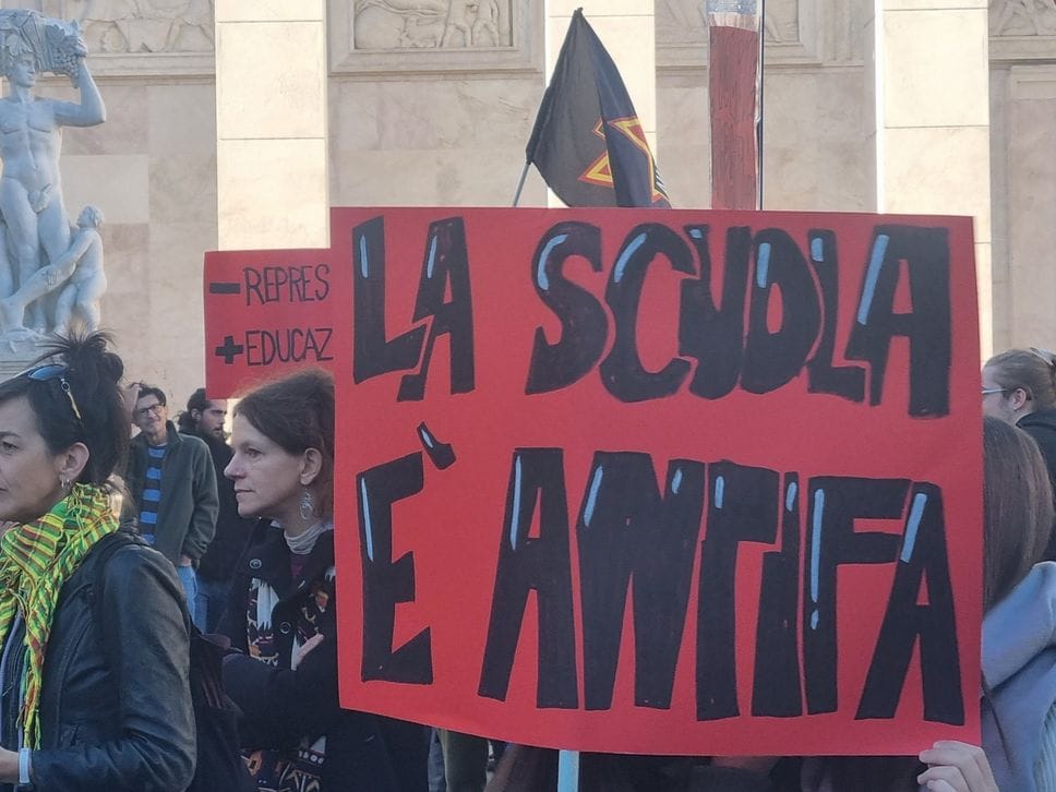 Corteo a Bergamo: «Pretendiamo una scuola migliore». Controllate 788 persone, 37 accompagnate in Questura