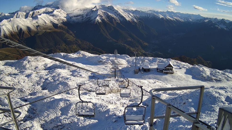 Sulle Orobie fanno capolino la neve e il vento, ma dura poco. Tornano sole e «caldo» - Video