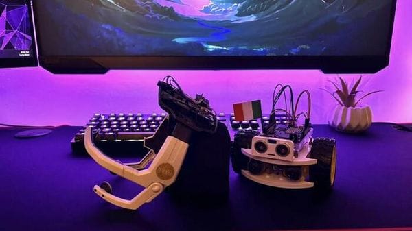 Alla Maker Faire il caschetto per guidare le automobiline con l'attività cerebrale