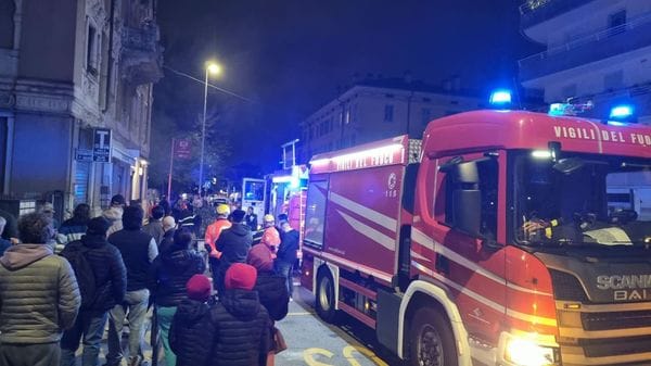 Incendio in via Moroni a Bergamo, evacuati gli inquilini. Strada chiusa . Le foto