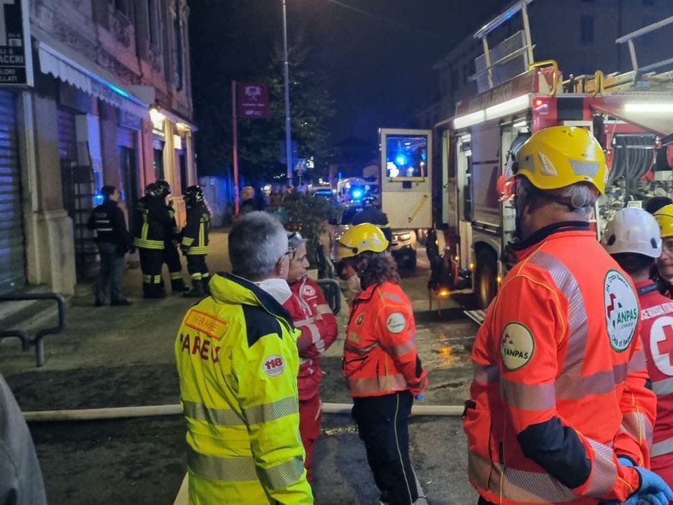 Incendio in via Moroni a Bergamo, rientrati tutti gli inquilini - Le foto e il video