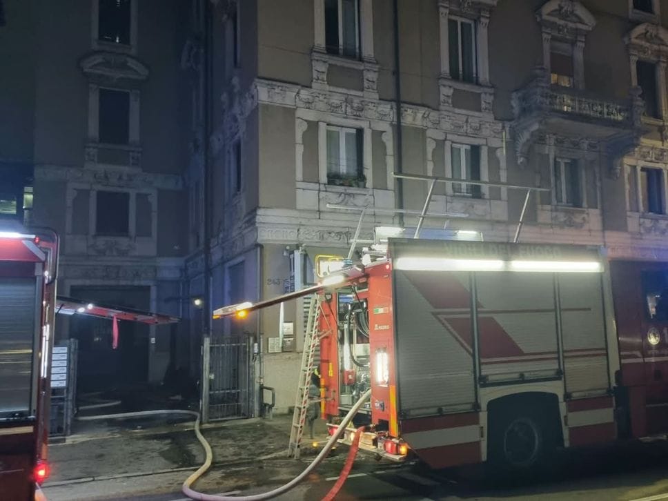 Incendio in via Moroni a Bergamo, rientrati tutti gli inquilini - Le foto e il video