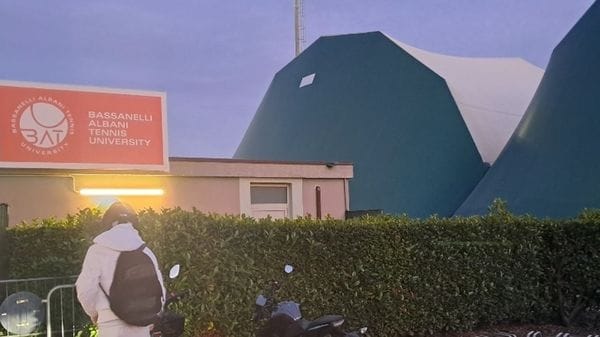 Brembate, malore mentre gioca a tennis: 89enne soccorso con il defibrillatore