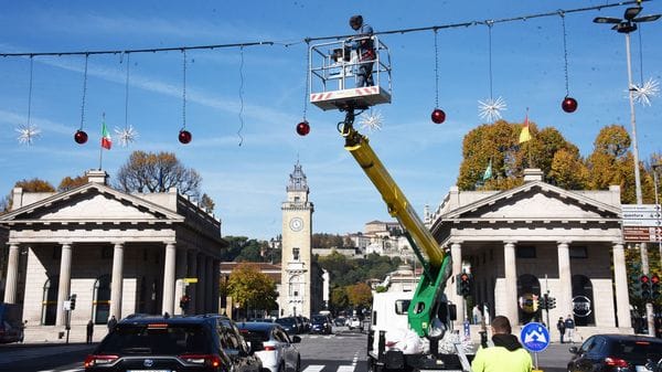 È già tempo di montare le luminarie a Bergamo, ma gli automobilisti storcono il naso
