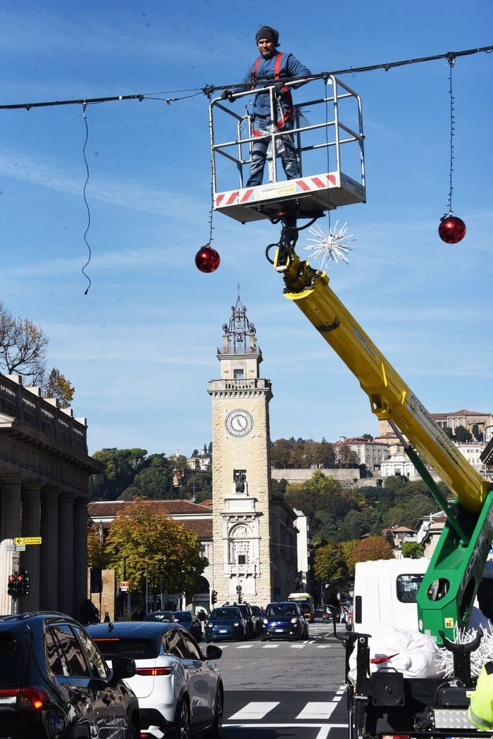 È già tempo di montare le luminarie a Bergamo, ma gli automobilisti storcono il naso