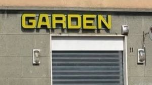 L’insegna rubata del Garden è stata ritrovata lunedì vicino al ristorante