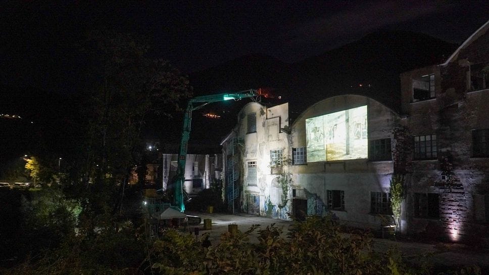 Zerowatt, iniziata la demolizione. In tantissimi ad Alzano - Foto