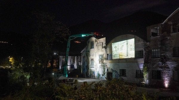 Zerowatt, iniziata la demolizione. In tantissimi ad Alzano - Foto