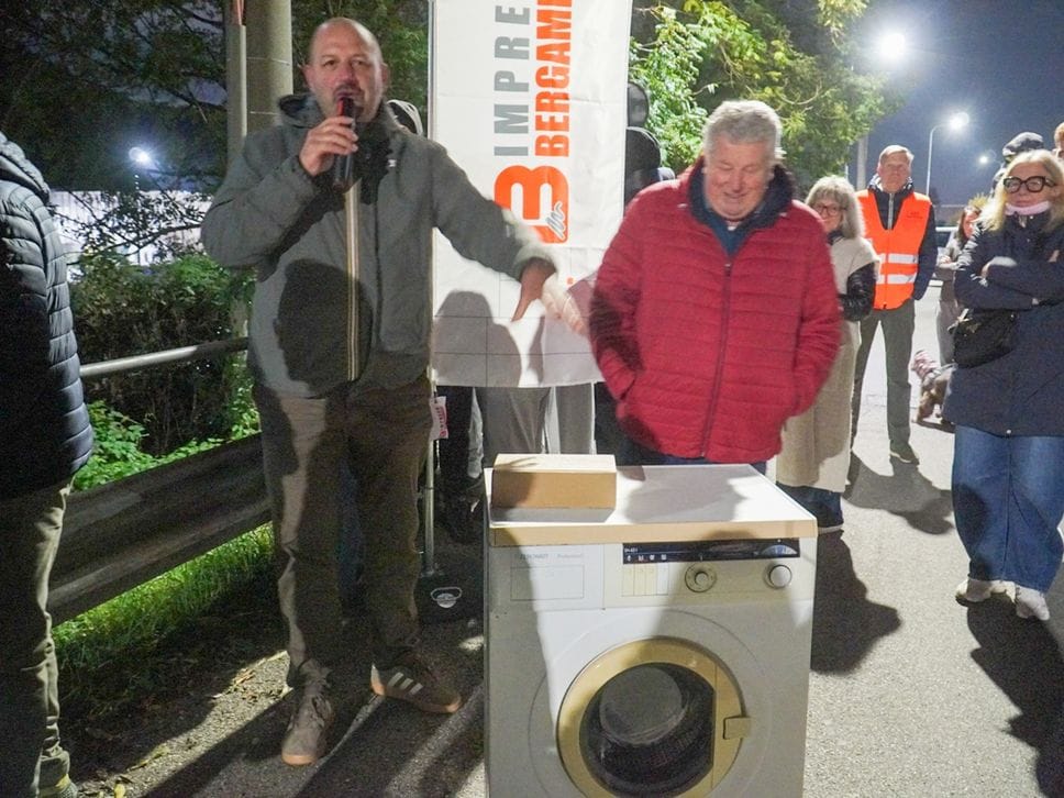 Zerowatt, iniziata la demolizione. In tantissimi ad Alzano - Foto