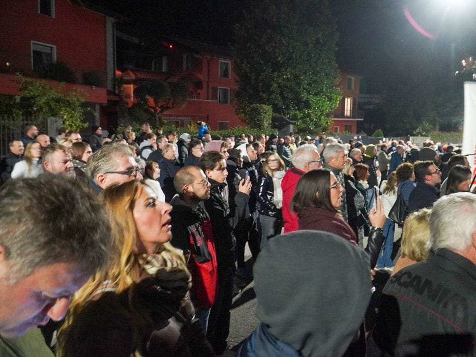 Zerowatt, iniziata la demolizione. In tantissimi ad Alzano - Foto