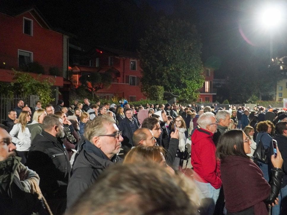 Zerowatt, iniziata la demolizione. In tantissimi ad Alzano - Foto