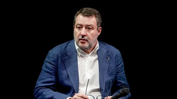 Aiuti a Kiev e un’altra bandiera