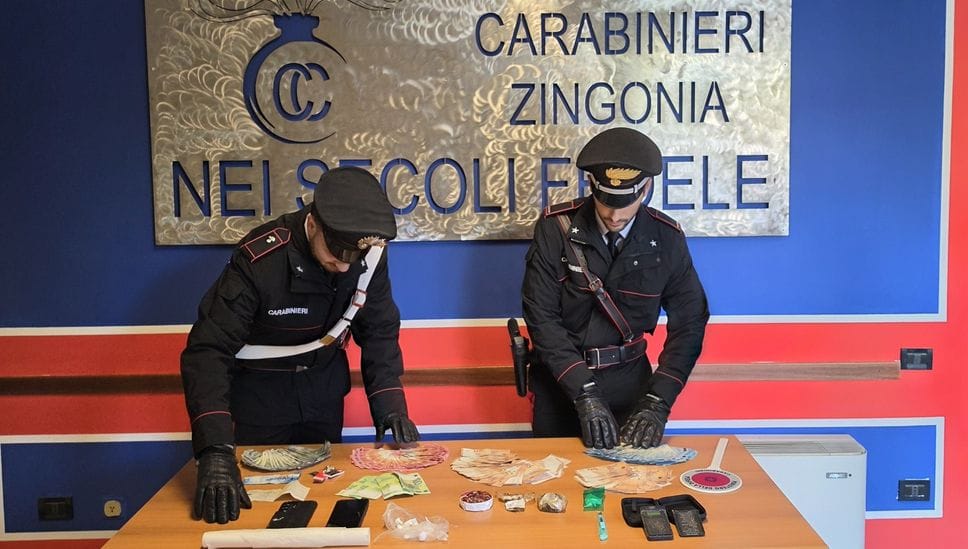 Boltiere, spaccia hashish a un 15enne davanti a scuola: arrestato 25enne
