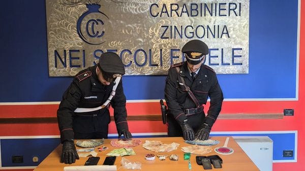 Boltiere, spaccia hashish a un 15enne davanti a scuola: arrestato 25enne