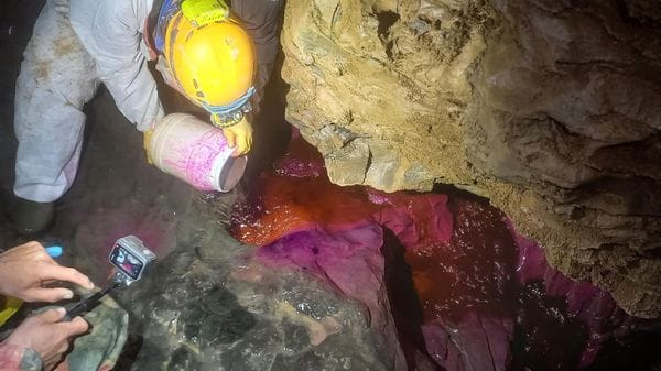 Bueno Fonteno, colorata l’acqua: inizia il tracciamento