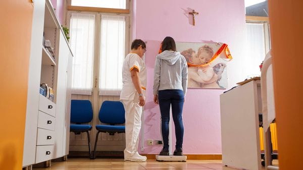 Disturbi alimentari, più casi e primi ricoveri già a 14 anni