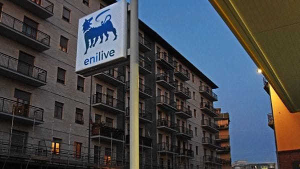 Eni, più distributori a secco. A Bergamo insegne spente per protesta